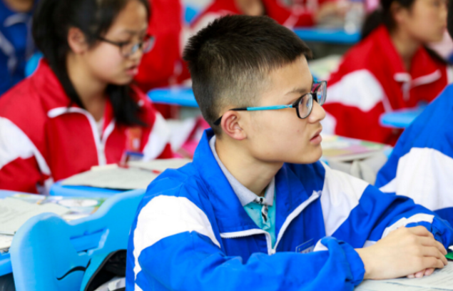 桂林高校男生撞脸易烊千玺，笑起来像吴磊，这不比招生简章有用