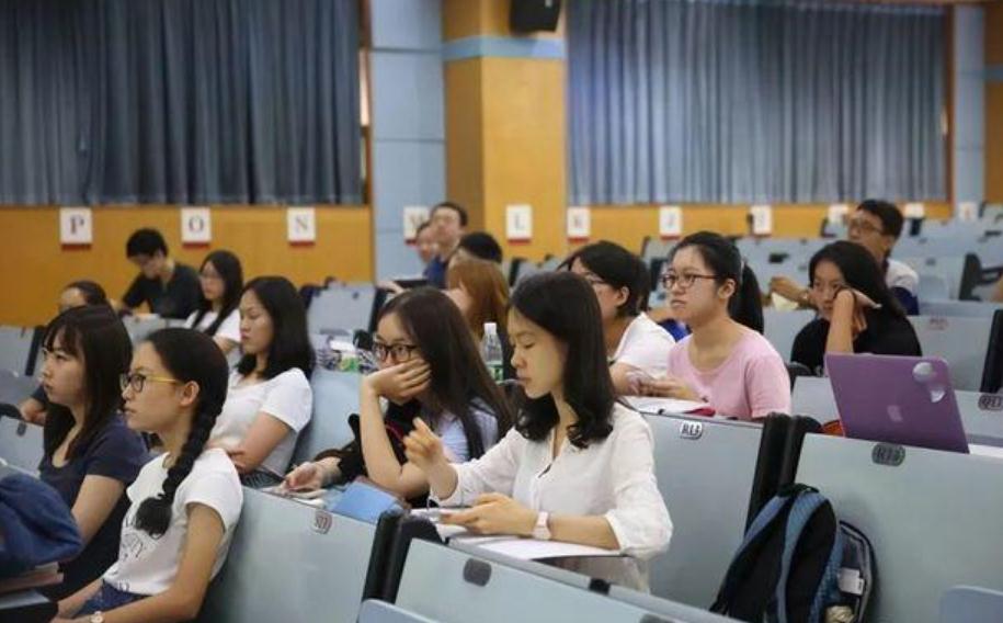 “大专生”到底算不算大学生？学位差距很明显，专科生不淡定了