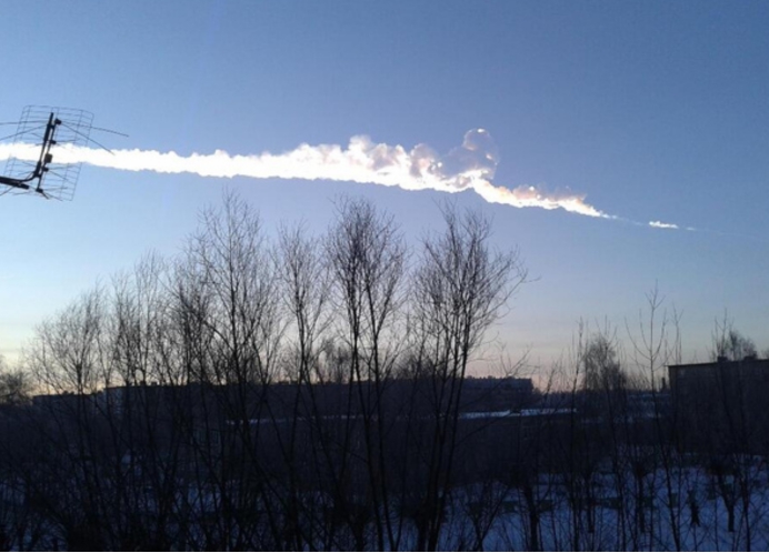 2013年是谁出手保护人类？俄罗斯上空陨石自动解体，现场出现UFO