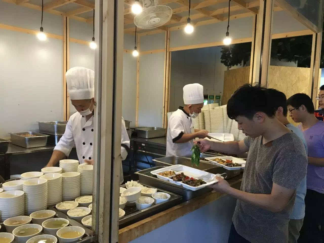同事晒公司食堂：丰盛午餐享不停，美味与惊喜齐飞！