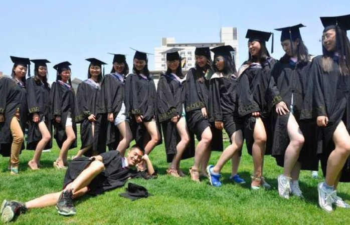 大学生拍创意毕业照走红，造型让人脑洞大开，为啥当初我没想到？