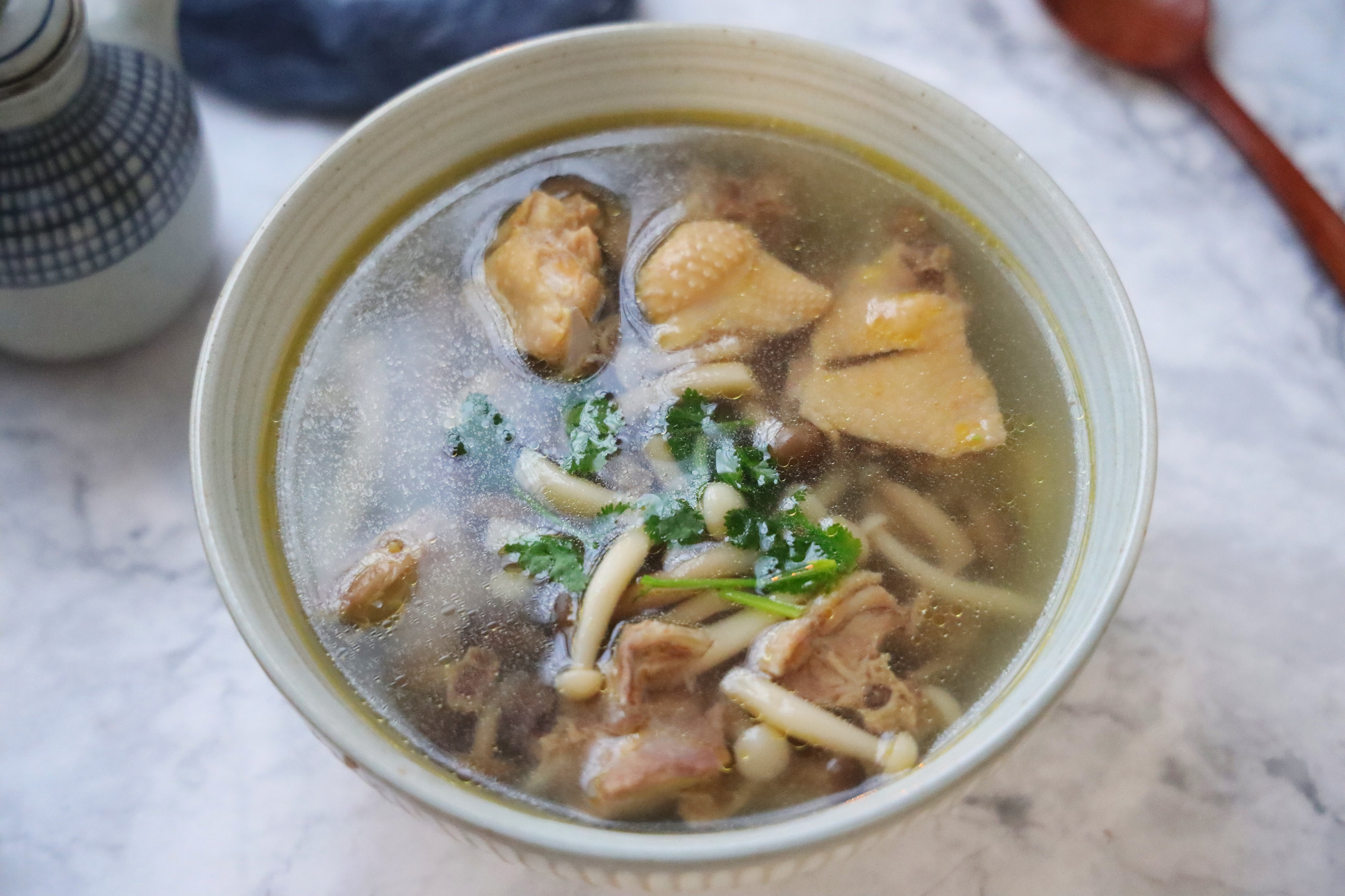 煲上这样一锅鸡肉菌菇汤(菌菇汤煲鸡肉的做法)