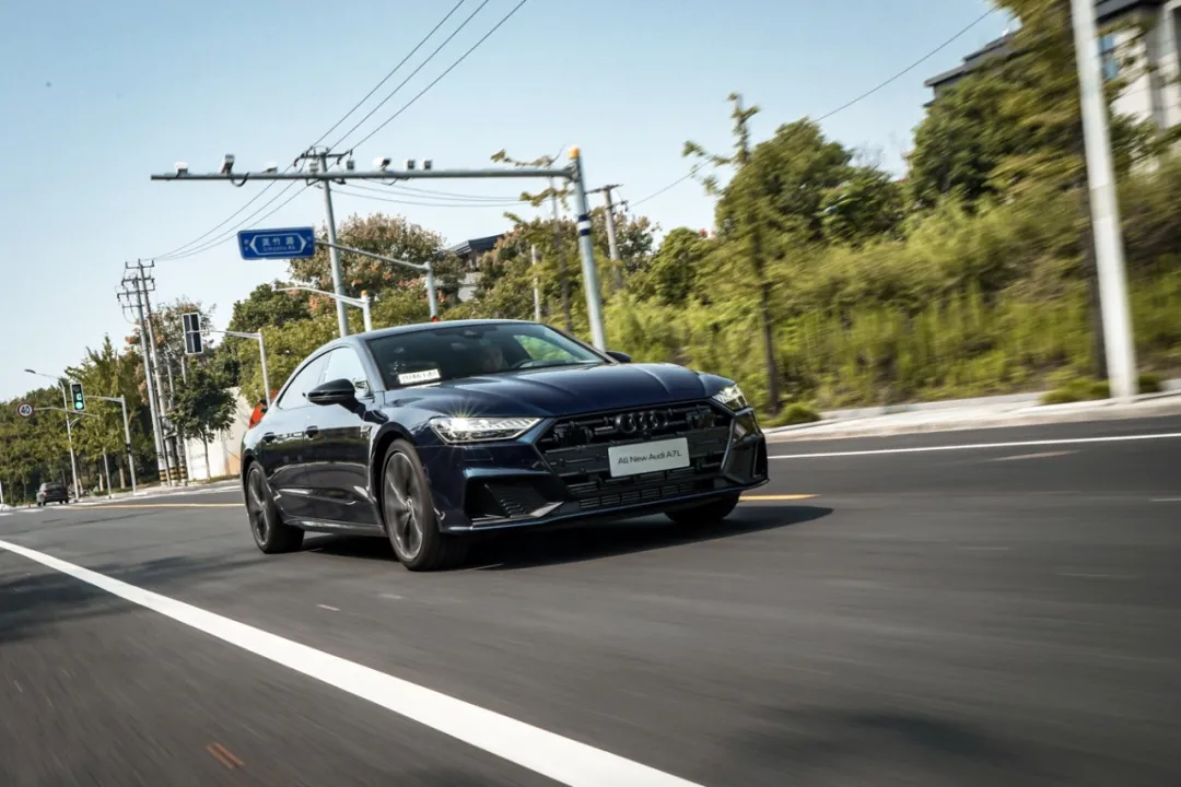3.0T V6，5.6秒破百，配置比肩自家旗舰，看完价格我哭了