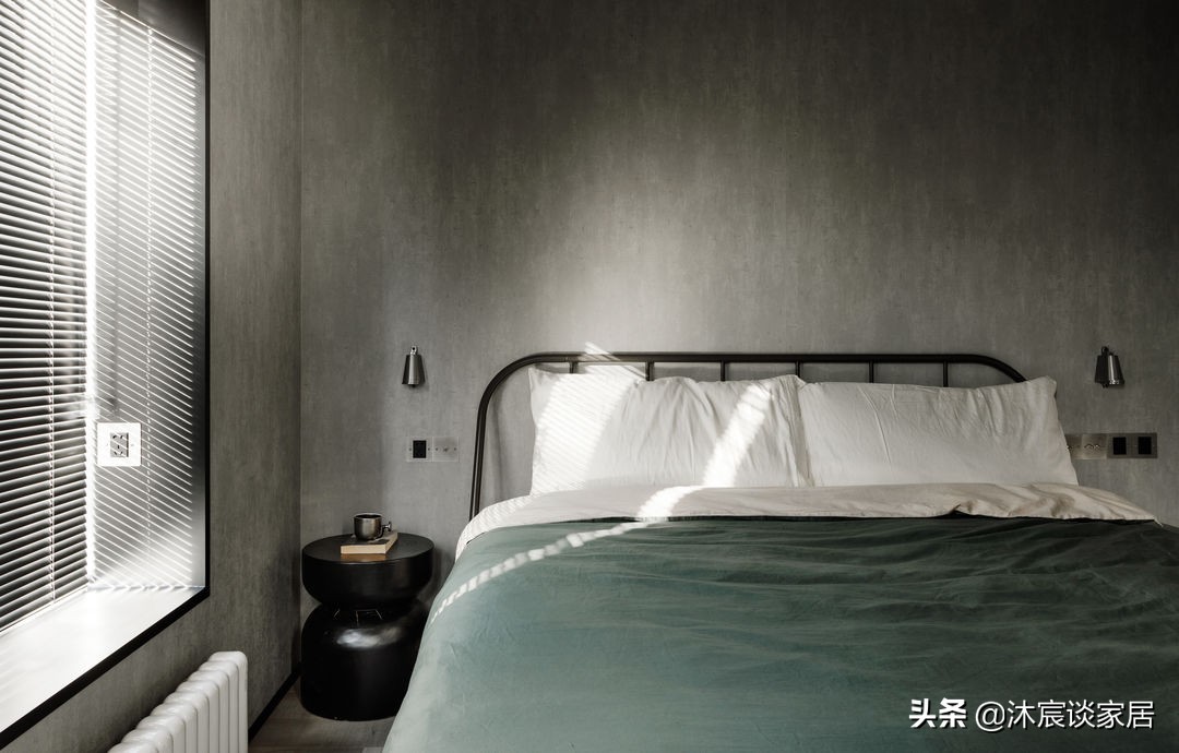 他家顶面走明管，铺水泥地，父母看后很心疼，但他却喜欢得不得了