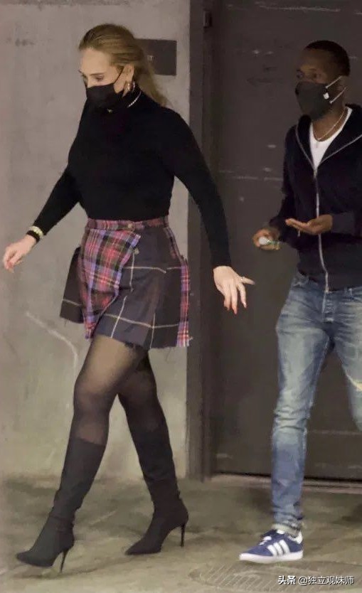 阿黛尔减掉半个自己开启性感女郎模式，格纹短裙配黑丝，辣出新高