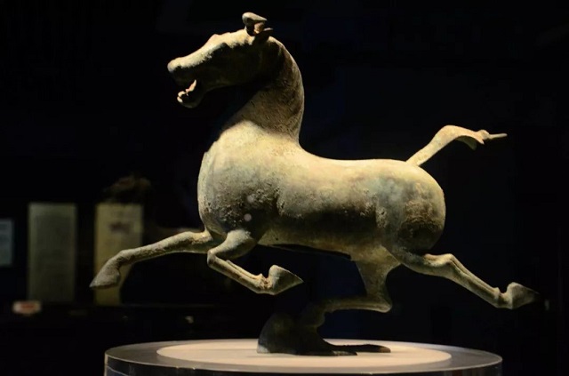 为什么马踏飞燕照片都是侧面，怕你看到正面照后忍不住哈哈大笑