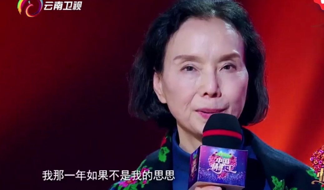 43岁享副师级待遇，经常带患抑郁症母亲工作，近况曝光她孝行被赞