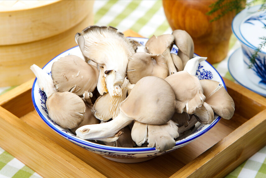 立冬后要多吃蘑菇，炸蘑菇别只会裹面粉，谨记3点，出锅焦香酥脆
