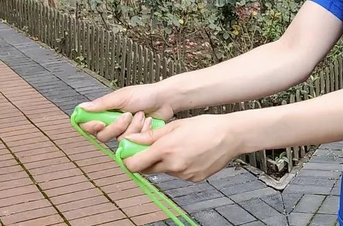 双手手心相对,握住跳绳手柄,大拇指和食指握于前端.