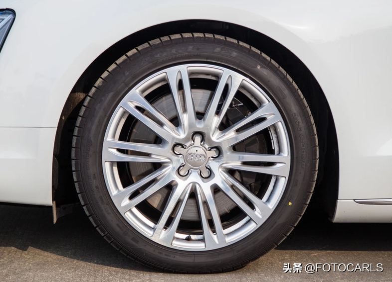 W12版奥迪A8L实拍，最迷人的前脸大灯，比同年奔驰S600L更阔气