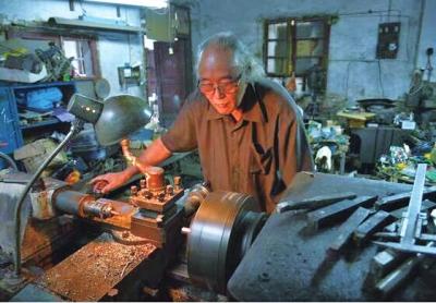 洛阳68岁老人发明烧饼机器人 耗资七八十万元 每18秒出一个烧饼