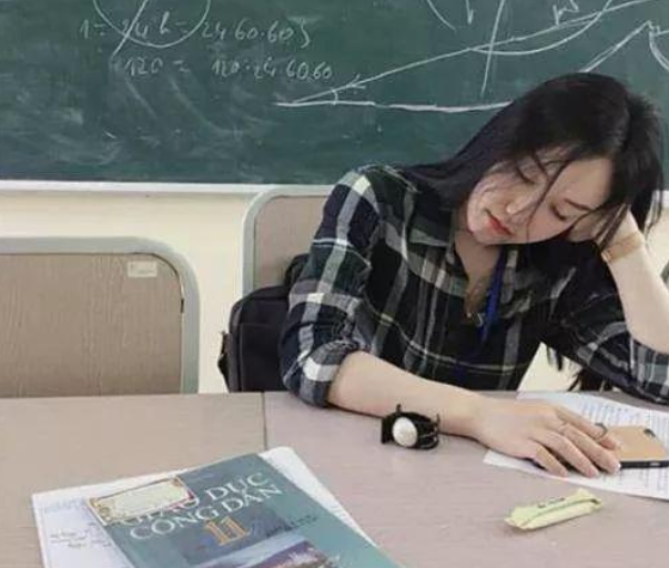 老师“跨界”教学，画美少女教函数就算了，用武侠语言讲课是真牛