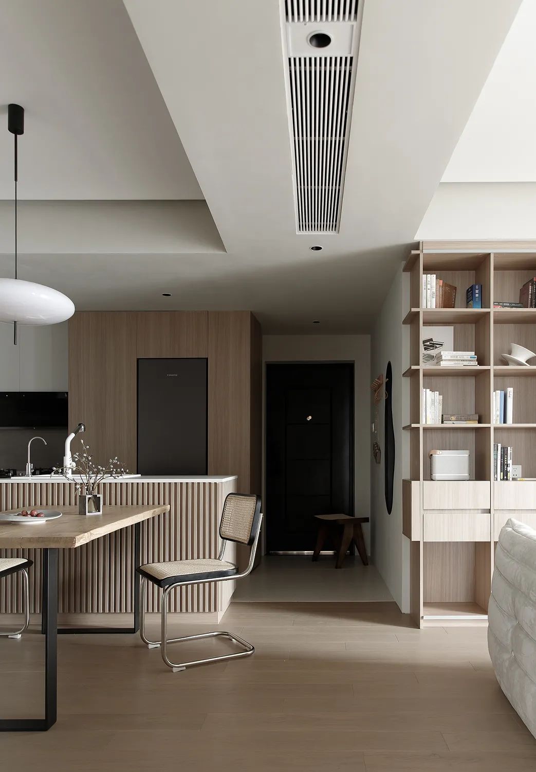 室內設計：巧用清水泥與木飾面營造112m²原木系的家