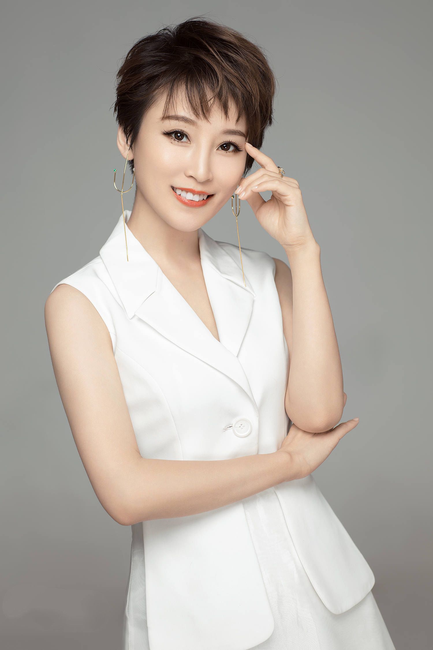 谢楠的故事:知名主持人,成就丈夫吴京,甘做丈夫背后的女人