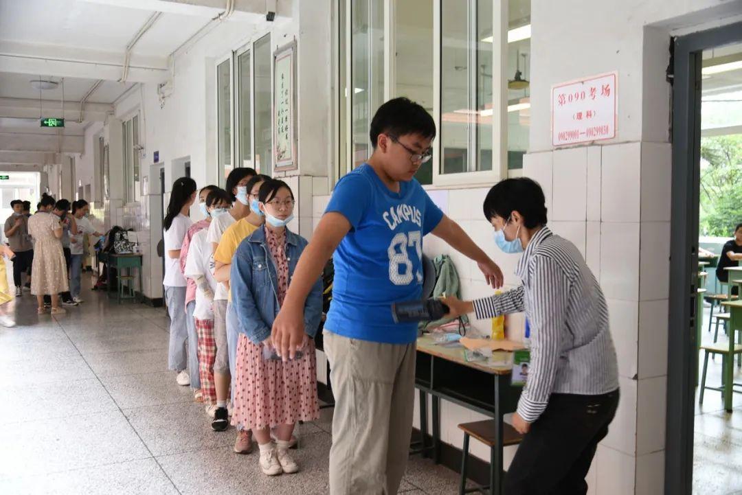 为何高考当天不能穿“校服”？班主任一语道破玄机，学生恍然大悟