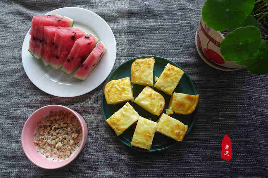金黄诱人鸡蛋糕，香甜松软口感佳，每一口都是幸福滋味。