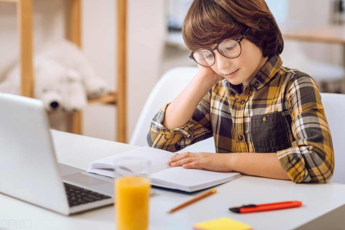 人教版小学五年级作文，英汉同步双语，《读书让生活更美好 1》