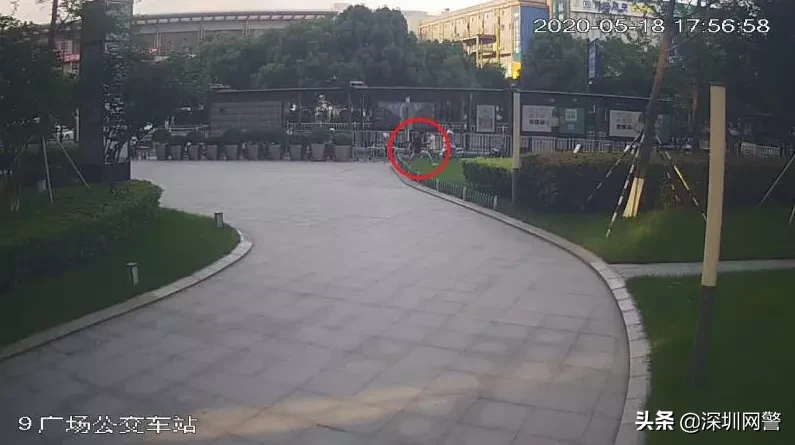 篮球私教脱掉裤子和鞋子潜入女厕偷拍！被发现后仅花2分钟从10楼逃脱…