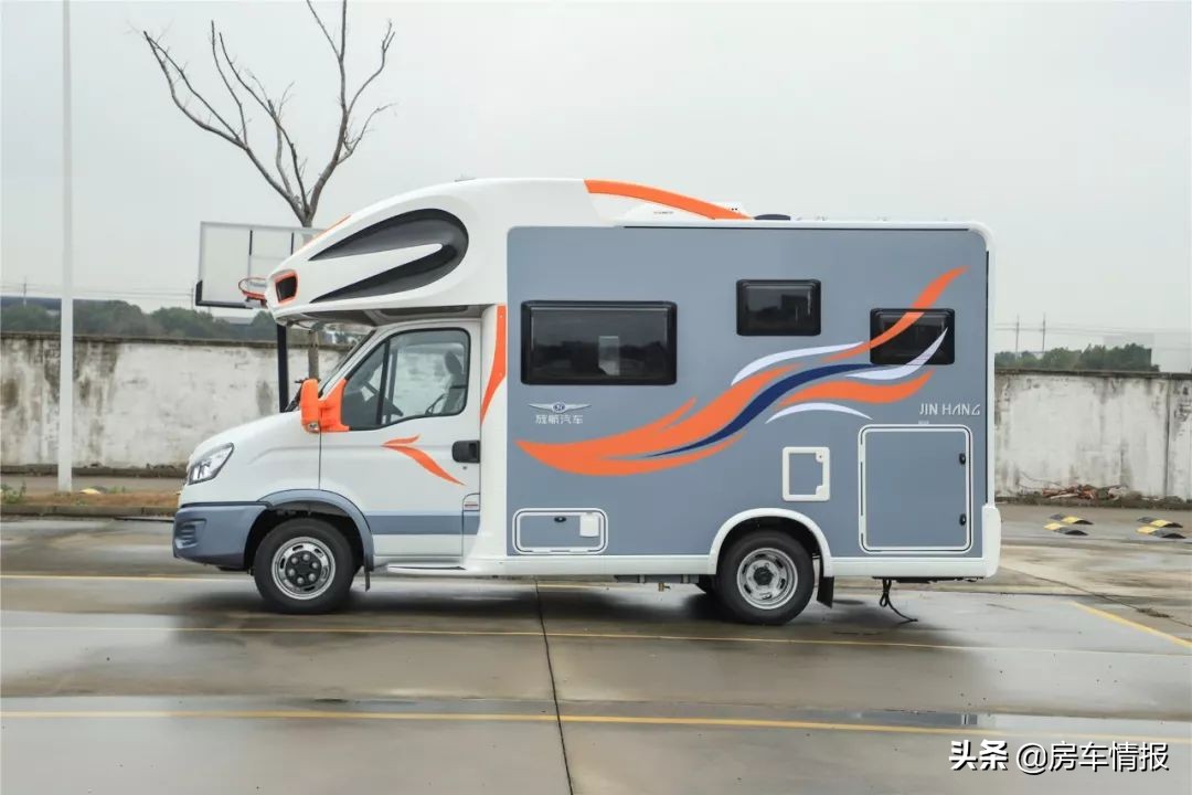 新发布的两款依维柯房车，预计40多万，4座6座两布局你更喜欢谁？