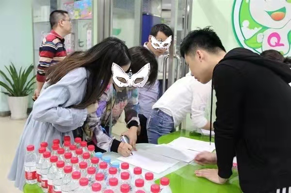 大二任性辍学，一年内换了7份工作，她是如何从前台转成老师的？