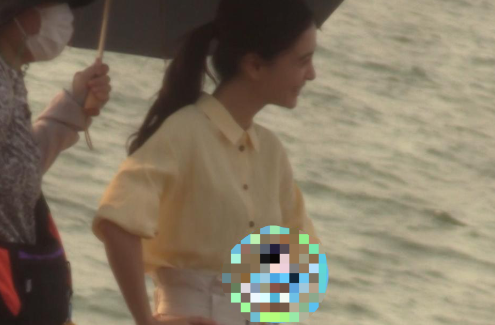 杨颖打扮潮流走机场,全程低头险撞柱子上,腿部纤细靴子装不满