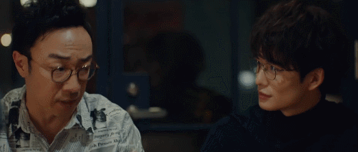 三个前夫在一个房间里雕刻沙子的场面，笑着吐了出来。