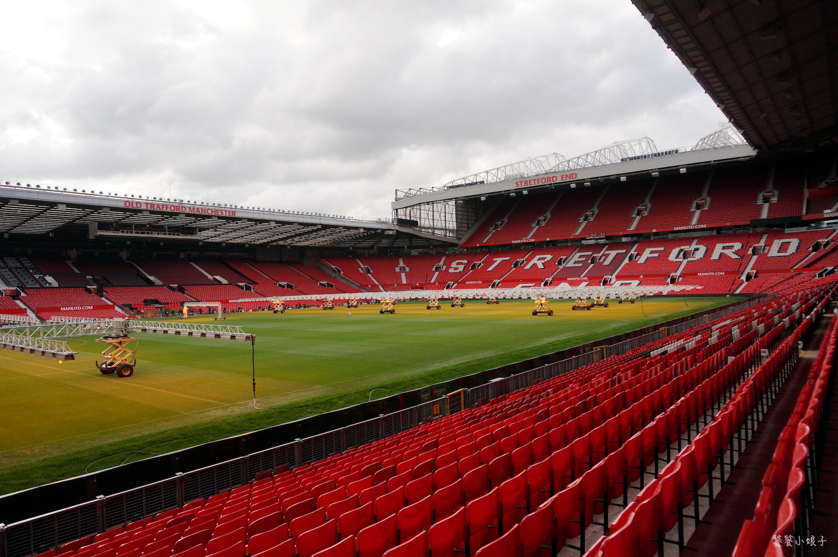 曼联俱乐部主场(探秘红魔更衣室,我的闺蜜疯狂了,看c罗回归的曼联主场