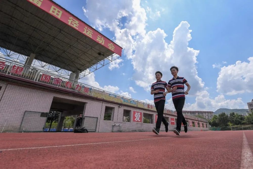 寒门出贵子，农村双胞胎考上清华北大，高考分数仅2分之差