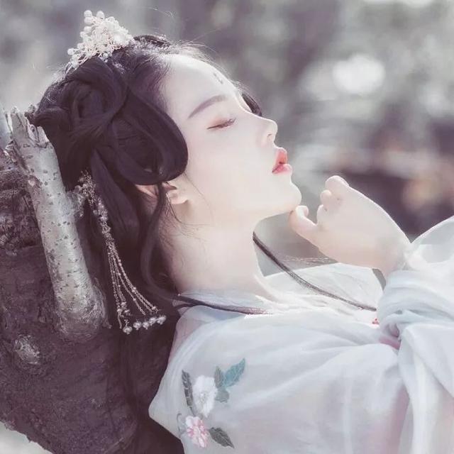 头像「古风唯美」句子 ▏谁怜曲院风荷，韶华白首，不过浮生一阙