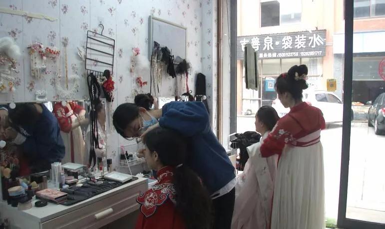 丹阳姑娘开了家汉服体验馆，带你穿越千年