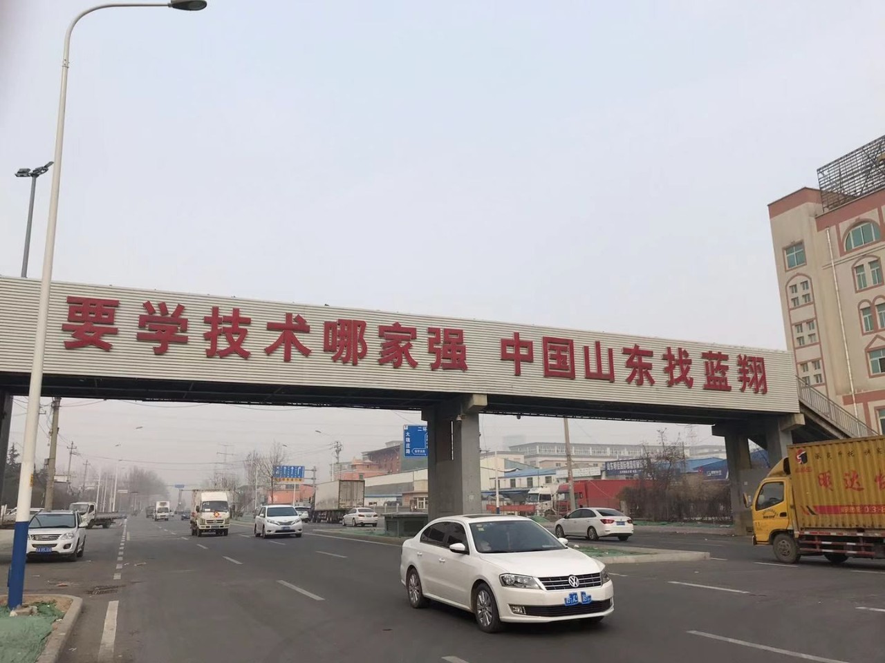 探访神奇的职业学校山东蓝翔：老师分房、学生竞拍、准军事化管理