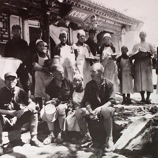 1938年毛主席接见白求恩，随后白求恩在日记中写下：这是一个巨人