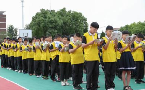 初中生发型有“新标准”，男生发型酷似军人，女生发型难以接受