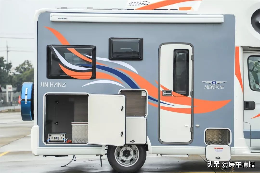 新发布的两款依维柯房车，预计40多万，4座6座两布局你更喜欢谁？