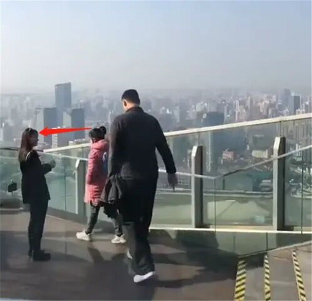 2米26姚明又长高了？低头都快碰到吊花灯，坐大沙发像挤宝宝椅