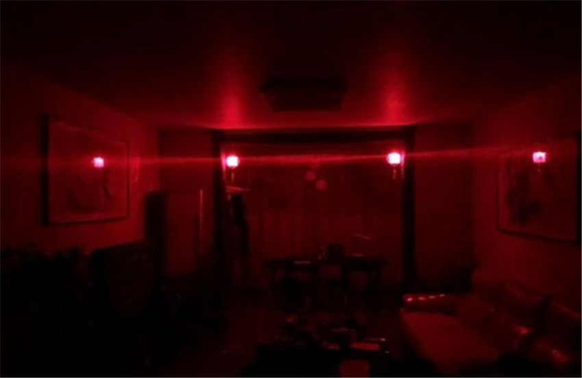 床头装浴霸、电视墙闪佛光？看完爸妈装的土丑房，突然想哭