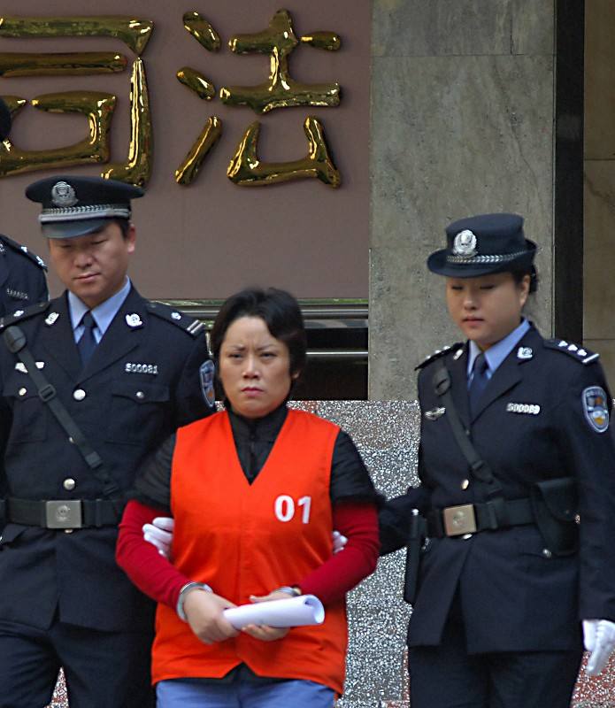 谢才萍：文强之弟媳，为解私欲找16个情人，其中一个比她小20多岁