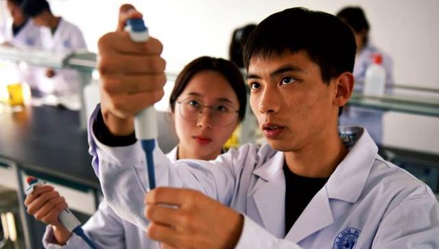 二本院校的“医学生”，毕业后都到哪里高就？多半做这几种工作