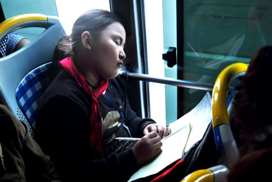 学生暑假版《水调歌头》，发出灵魂拷问，网友改编《如梦令》回敬