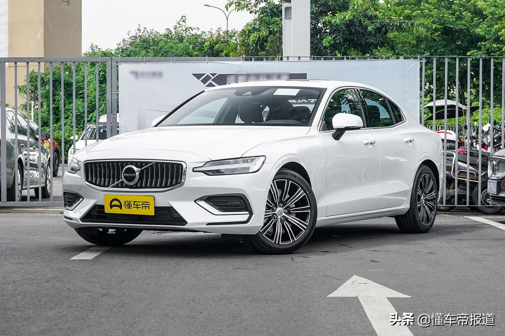 新车 </p><p>　　 价格小幅上调，增曜黑运动版，新款捷豹XEL上市，29.98万起