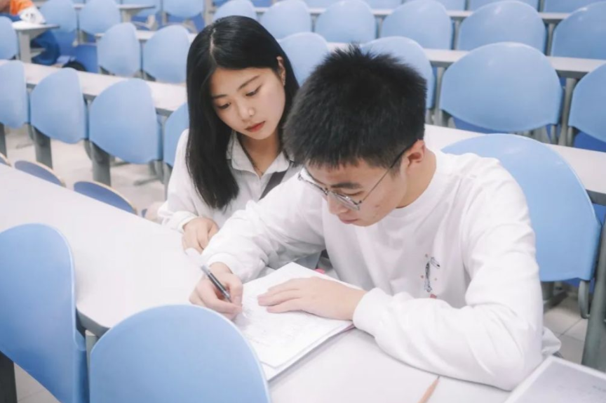 大学宿舍3人同时给女友织围巾，单身那位深受打击，网友这样安慰