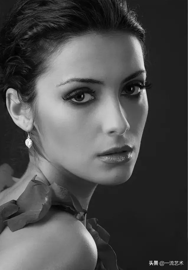 莫斯科摄影师镜头下的女人肖像，黑白唯美