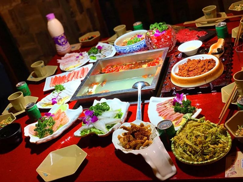 巴蜀人认可的成都川西坝子火锅~特惠活动来袭！7荤6素4人仅88元！