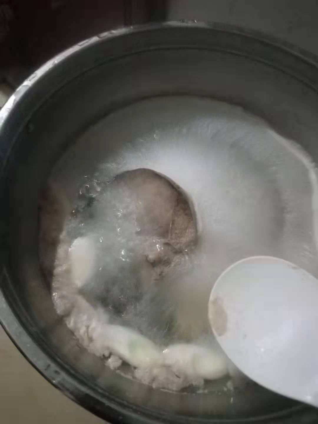 猪肝怎么做才好吃？白水煮猪肝的做法，简单直接，我家的光盘行动