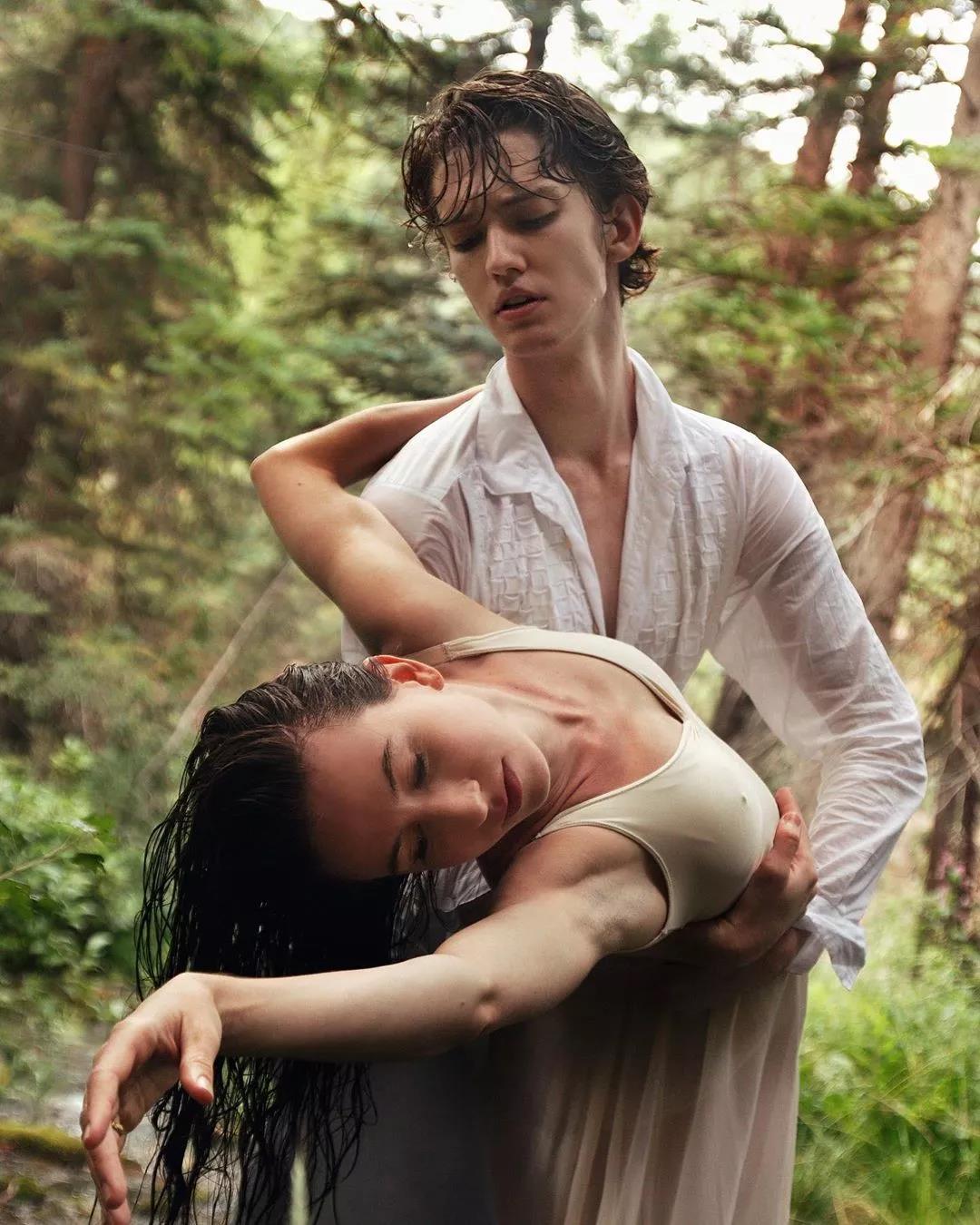 他的名字叫julian mackay,音译过来是朱利安·麦凯