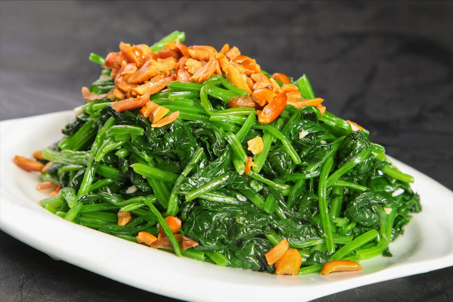 炒菠菜，直接下锅可不行，省了关键1步，难怪不翠绿，还有涩味