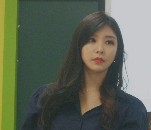 初中帅气男教师走红，长得不输“明星”，网友：我想回去读书