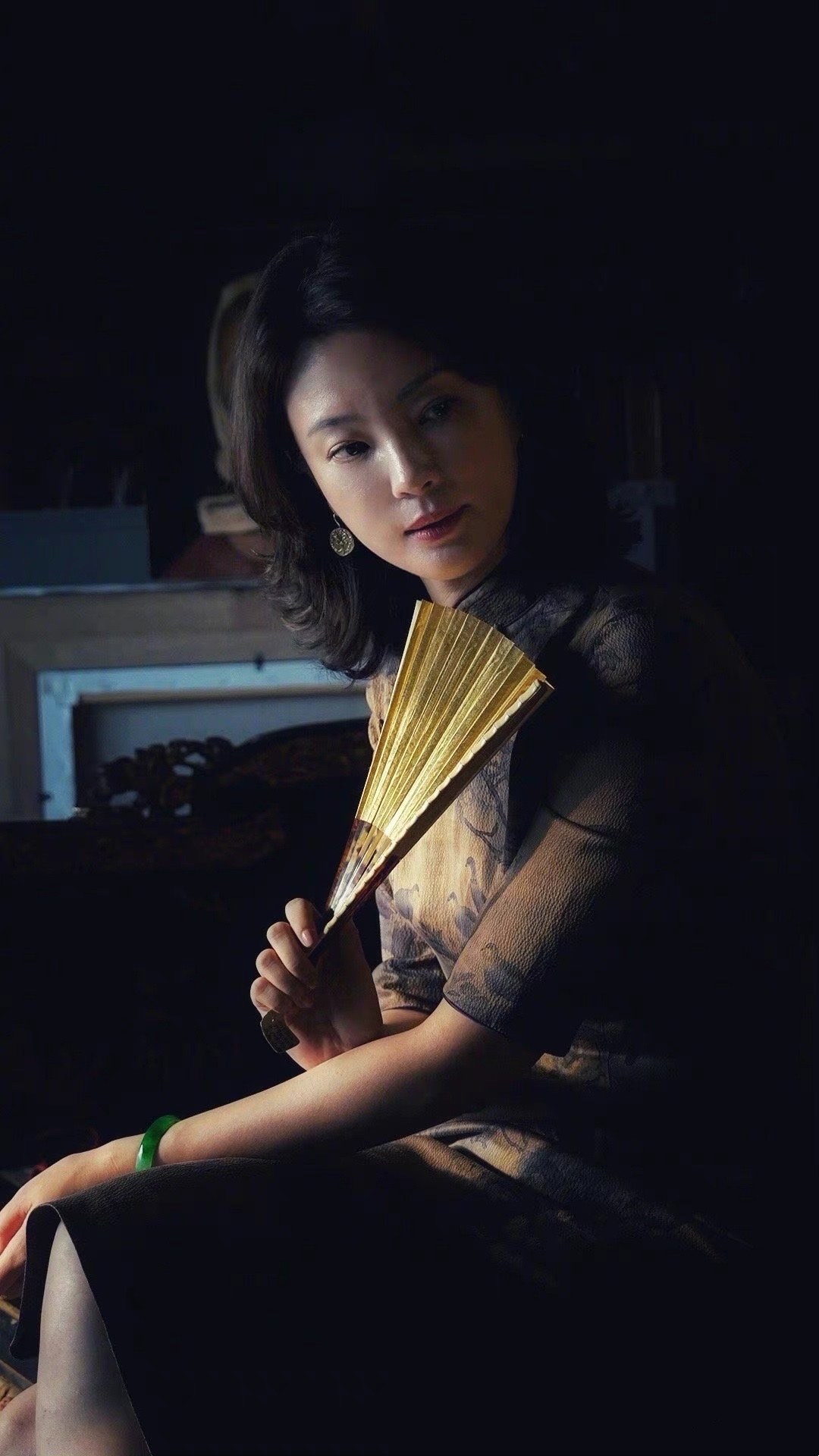 央视美女主持刘芳菲,灰色针织衫配焦糖长靴优雅高级,气质真绝了