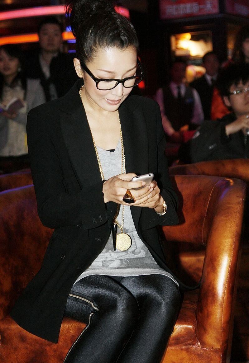 歌手孙悦的穿搭真让人摸不着头脑,裤子和鞋"拼"一起了,挺个性