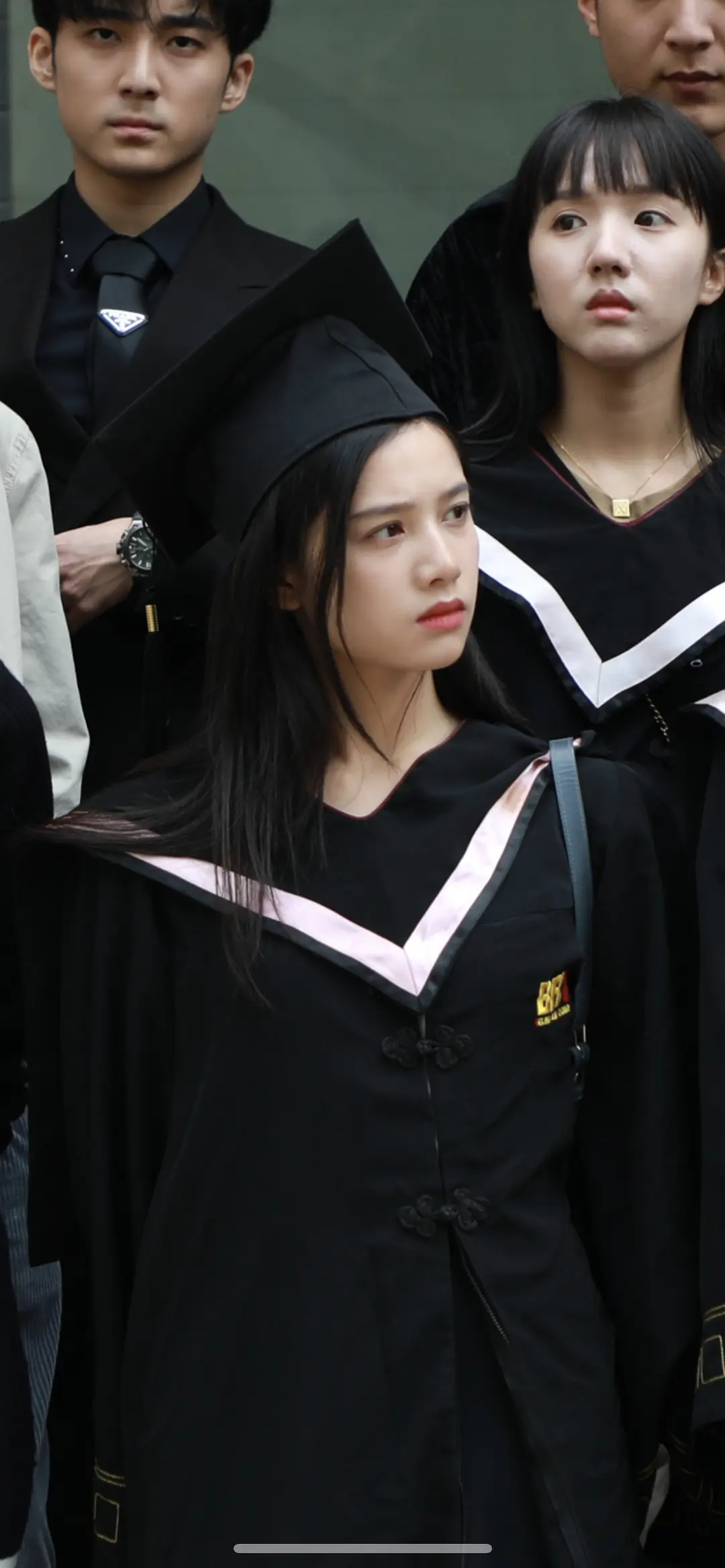 北电无滤镜毕业照曝光:关晓彤周也同框比美,王俊凯比同学嫩太多